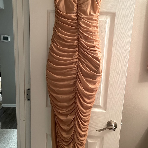 Elegant form fitting tan gown side split - Picture 4 of 4